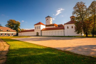 Ortaçağ şatosu Budatin, sonbahar mevsiminde park, Slovakya, Avrupa.