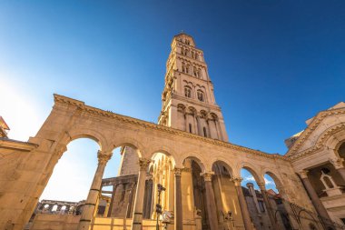 Hırvatistan 'ın Split kentindeki Diocletian Sarayı' nın içindeki Saint Domnius Katedrali 'nin çan kulesi.