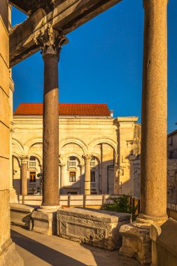 Hırvatistan 'ın Split kentinin tarihi merkezindeki Diocletian Sarayı içindeki binaların mimarisi.