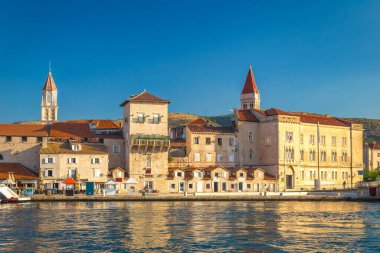 Trogir, Hırvatistan ve Avrupa 'nın Eski Kasabası' nda rıhtımlı.