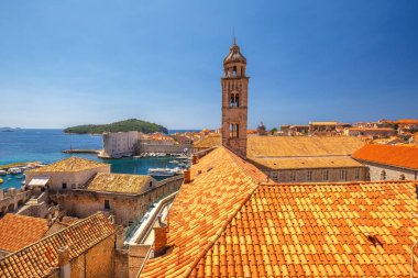 Hırvatistan, Avrupa 'daki Dubrovnik kentinin duvarlarından Dominik manastırı ve kilisesi manzarası.