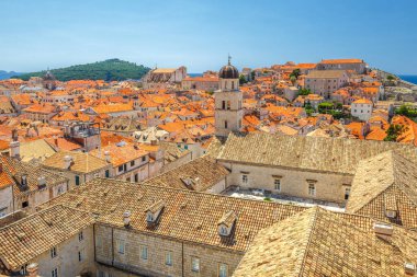 Hırvatistan ve Avrupa 'daki Dubrovnik kentinin duvarlarından tarihi merkezin en üst görüntüsü.