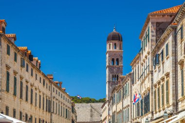 Hırvatistan 'ın tarihi şehir merkezi Dubrovnik' teki Stradun Caddesi 'ndeki Fransisken Kilisesi ve Manastırı.