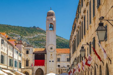 Hırvatistan, Avrupa 'nın tarihi Dubrovnik kentindeki Stradun Caddesi' ndeki Saat Kulesi.