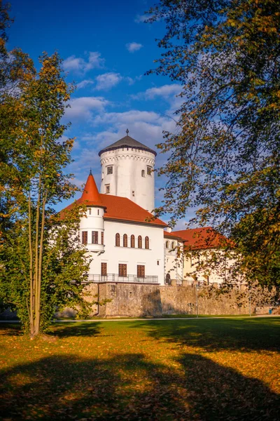 Średniowieczny Zamek Budatin Parkiem Jesiennym Słowacja Europa — Zdjęcie stockowe