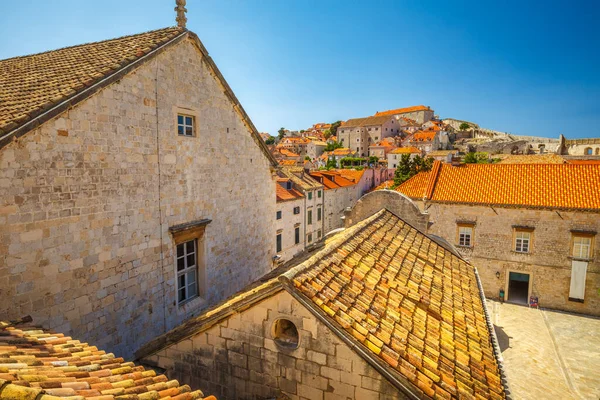 Dubrovnik kasabasının tarihi merkezinin sokaklarındaki eski evlerin mimarisi, Hırvatistan, Avrupa.