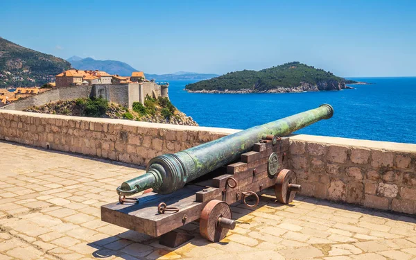 Hırvatistan ve Avrupa 'nın tarihi şehir merkezi Dubrovnik' teki Fort Lovrijenac tarihi topu.