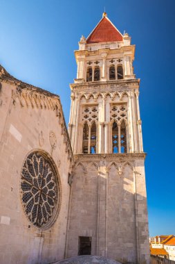 Trogir kasabasının tarihi merkezinde yer alan St. Lawrence Katedrali, Hırvatistan, Avrupa.