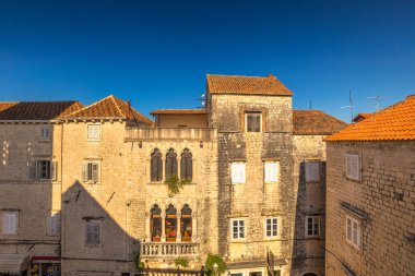 Trogir kenti, Hırvatistan ve Avrupa 'nın tarihi merkezindeki eski evlerin mimarisi.