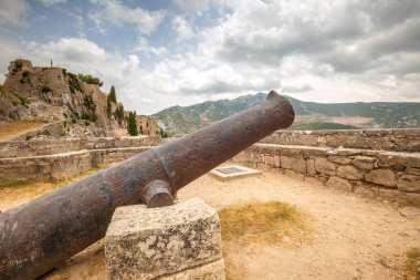 Split, Hırvatistan ve Avrupa 'nın kuzeydoğusundaki Klis dağlık kalesindeki eski tarihi top..