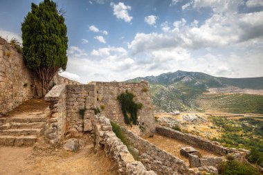 Split, Hırvatistan ve Avrupa 'nın kuzeydoğusundaki Klis dağ kalesi.