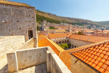 Dubrovnik kasabasının tarihi merkezinin sokaklarındaki eski evlerin mimarisi, Hırvatistan, Avrupa.