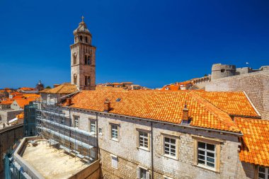 Hırvatistan, Avrupa 'daki Dubrovnik kentinin duvarlarından Dominik manastırı ve kilisesi manzarası.