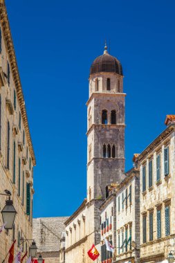 Hırvatistan 'ın tarihi şehir merkezi Dubrovnik' teki Stradun Caddesi 'ndeki Fransisken Kilisesi ve Manastırı.