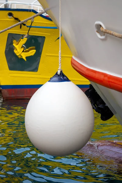 Parafango Bianco Che Protegge Fianco Una Barca Vela Ormeggiata — Foto Stock