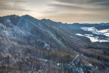 Dağlık arazili karlı kış manzarası. Ulusal Doğa Rezervi Sulov Kayalıkları, Slovakya, Avrupa.