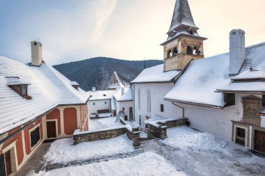 Ortaçağ Orava Şatosu kış mevsiminde, Slovakya, Avrupa.