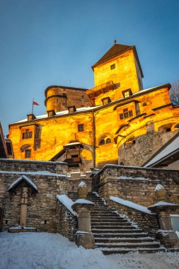 Ortaçağ Orava Şatosu kış mevsiminde gün batımında, Slovakya, Avrupa.