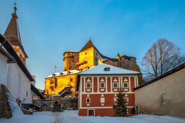 Ortaçağ Orava Şatosu kış mevsiminde gün batımında, Slovakya, Avrupa.