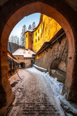 Ortaçağ Orava Şatosu kış mevsiminde gün batımında, Slovakya, Avrupa.