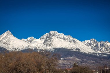 Karlı dağ zirvelerinin manzarası. Gerlachov Tepesi manzarası, Yüksek Tatras Ulusal Parkı 'nın en yüksek zirvesi, Slovakya, Avrupa.