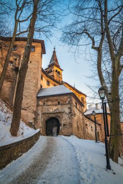 Ortaçağ Orava Şatosu kış mevsiminde gün batımında, Slovakya, Avrupa.