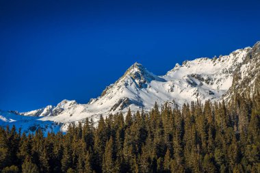 Karlı dağlarla birlikte manzara manzarası. Yüksek Tatras Ulusal Parkı, Slovakya, Avrupa.