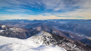 Kış karlı dağların manzarası. Slovakya, Avrupa 'daki Mala Fatra Milli Parkı.