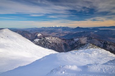 Kış karlı dağların manzarası. Slovakya, Avrupa 'daki Mala Fatra Milli Parkı.