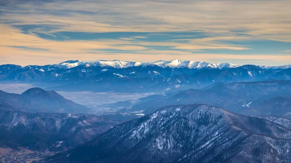 Вид Зимний Пейзаж Фоне Заснеженных Гор Национального Парка Западные Татры — стоковое фото