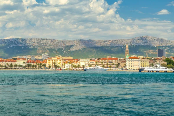 Vista Mar Centro Histórico Split Com Montanhas Fundo Croácia Europa — Fotografia de Stock