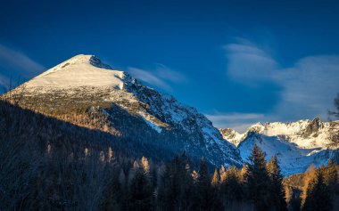 Karlı dağlarla birlikte manzara manzarası. Yüksek Tatras Ulusal Parkı, Slovakya, Avrupa.