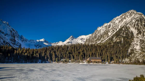 Paisaje Montaña Con Tarn Congelado Temporada Invierno Lago Popradske Pleso — Foto de Stock