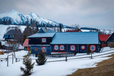 Kışın arka planında dağlardan oluşan bir panorama olan Zdiar köyünün halk mimarisi. Yüksek Tatras Ulusal Parkı, Slovakya, Avrupa.