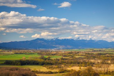 Güneşli ilkbahar kırsal manzarası, arkasında dağlar olan vadi. Slovakya, Avrupa 'daki Turiec Vadisi.