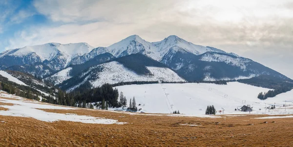 Vista Del Paisaje Con Montañas Nevadas Pistas Esquí Estación Esquí — Foto de Stock