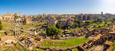 Roma Forumu 'nun (Latince Forum Romanum) panoramik manzarası, Roma, İtalya ve Avrupa' nın merkezindeki antik Roma harabelerinin plazası.