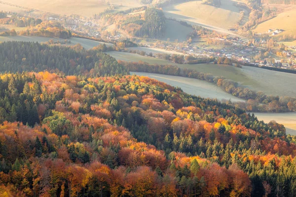 Sonbahar Renklerinde Ormanlarla Kaplı Bir Manzara Sulov Kayalıkları Slovakya Avrupa — Stok fotoğraf