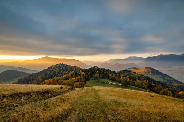 Sonbaharda dağlık kırsal alanda güzel bir gündoğumu. Slovakya 'nın kuzeybatısındaki Mala Fatra Milli Parkı, Avrupa.
