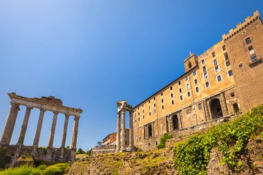 Satürn Tapınağı, Tabularyum ile birlikte The Temple of Vespasian ve Titus in The Roman Forum (Latince adı Forum Romanum), Roma, İtalya, Avrupa.