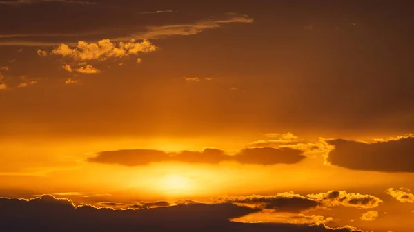 Pozadí Vytvořené Oranžové Oblohy Několika Mraky Při Západu Slunce — Stock fotografie