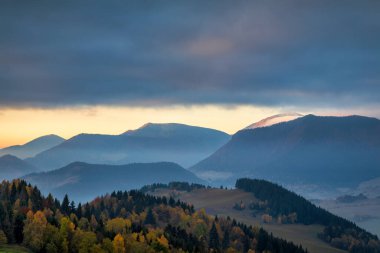 Sonbaharda dağlık kırsal alanda güzel bir gündoğumu. Slovakya 'nın kuzeybatısındaki Mala Fatra Milli Parkı, Avrupa.