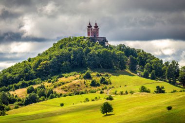 Calvary Banska Stiavnica ile dramatik bir yaz günü gökyüzü, Slovakya, Avrupa.