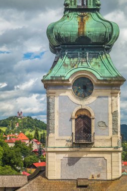 Yazın Calvary ile birlikte Banska Stiavnica, Slovakya, Avrupa 'da Eski Kale' nin saat kulesi.