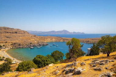 Lindos sahili ve doğu manzarası Lindos kasabası, Yunanistan ve Avrupa yakınlarındaki Rodos adasına mal oluyor.