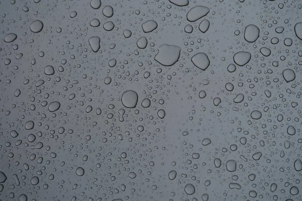 Detailní záběr přirozeného vzoru kapek vody na sklo — Stock fotografie
