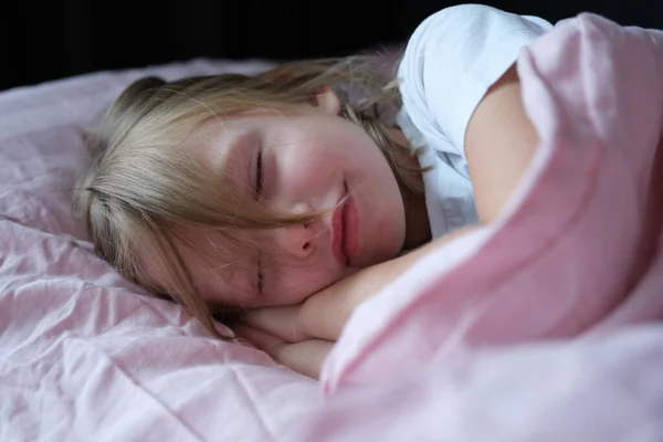 Bambina che dorme in letto rosa a casa — Foto Stock