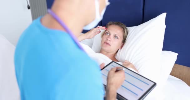 4k 집에서 디지털 태블릿으로 독감을 앓고 있는 여성 환자에 대한 불평을 적고 있는 의사 — 비디오