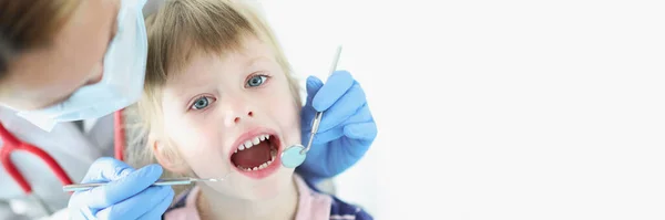 Dentista realiza exame médico de dentes de menina — Fotografia de Stock