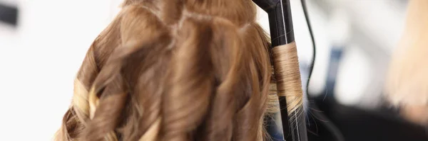 Il parrucchiere fa l'acconciatura di sera per donna in forma di riccioli — Foto Stock